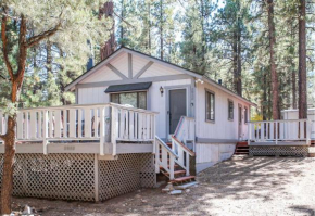 Cedar Pines - Mountain home in a tree filled neighborhood with WIFI
